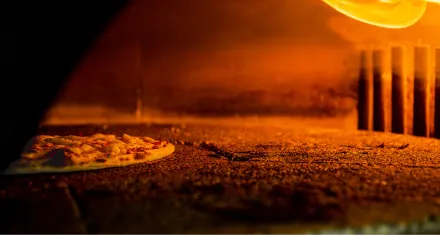 Pizza nel forno a legna
